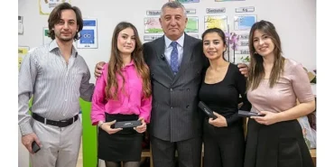 Güzelbahçe’de Belediyesi’nden 24 Kasım’a Anlamlı hediye: Öğretmenlere İsimli Kalem