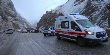 Hakkari'de Zap Suyu'na düşen pikaptaki 4 kişi bot yardımıyla kurtarıldı