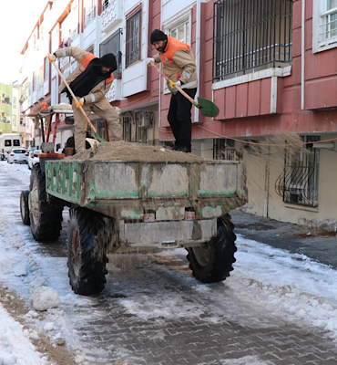 Haliliye’de karla mücadele çalışmaları sürdürülüyor