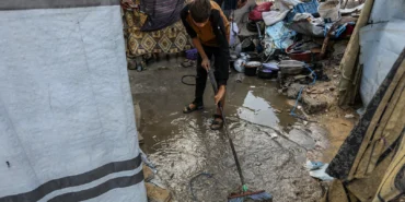 Han Yunus’ta yağmur sularıyla mücadele eden yerinden edilmiş Filistinliler