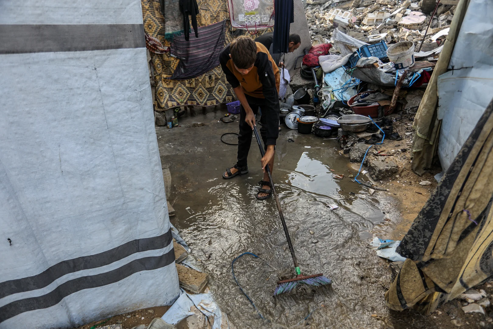 Han Yunus’ta yağmur sularıyla mücadele eden yerinden edilmiş Filistinliler