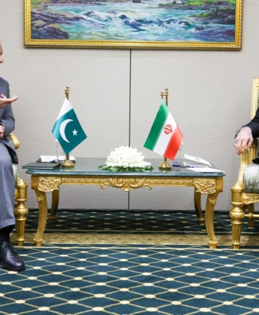 İran Cumhurbaşkanı Pezeşkiyan, Pakistan Başbakanı Şerif ile bir araya geldi