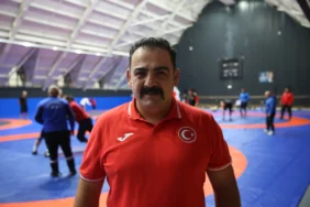 İşitme engelli milli güreşçilerin "12 sıklette 12 altın" hedefi