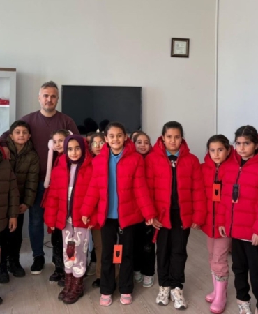 İstanbul’dan Kahta Sabri Orman İlkokulu öğrencilerine kışlık mont desteği