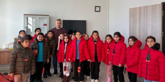 İstanbul’dan Kahta Sabri Orman İlkokulu öğrencilerine kışlık mont desteği
