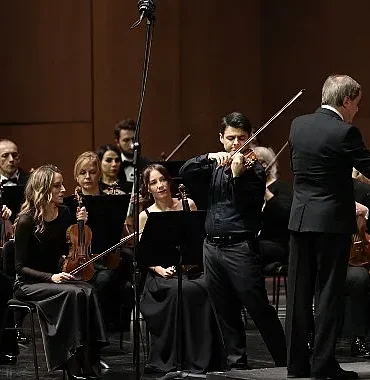 İstanbul Devlet Senfoni Orkestrası  Aralık ayının ilk konserinde keman virtüözü Robert Lakatos’u ağırladı