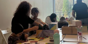 İstanbul Maltepe'de çocuklar anneleriyle sanatsal gelişimde