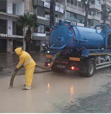 İzmir Büyükşehir Belediyesi ekipleri yağış nöbetinde