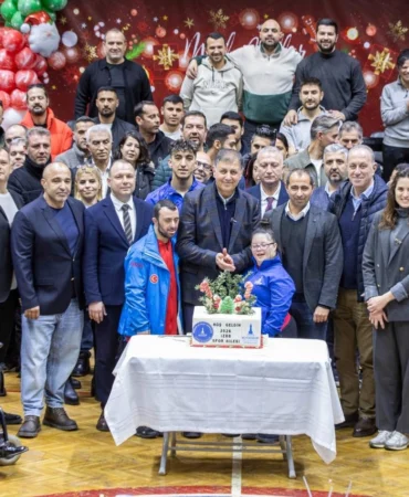 İzmir'de Başkan Tugay, yeni yıl öncesi sporcularla bir araya geldi
