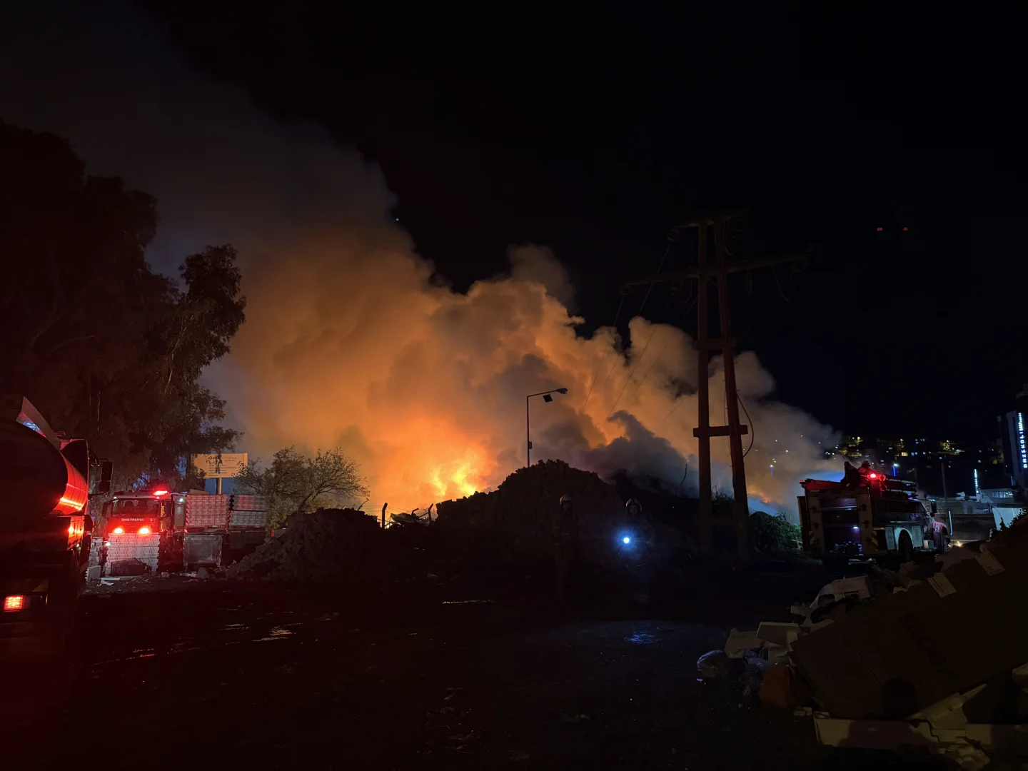 İzmir'de çöp depolama alanında çıkan yangına müdahale ediliyor