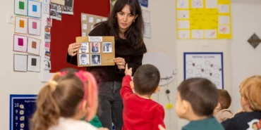 İzmir’de duygulandıran öğretmenlik hikâyesi... Eğitim gördüğü anaokuluna 25 yıl sonra öğretmen oldu