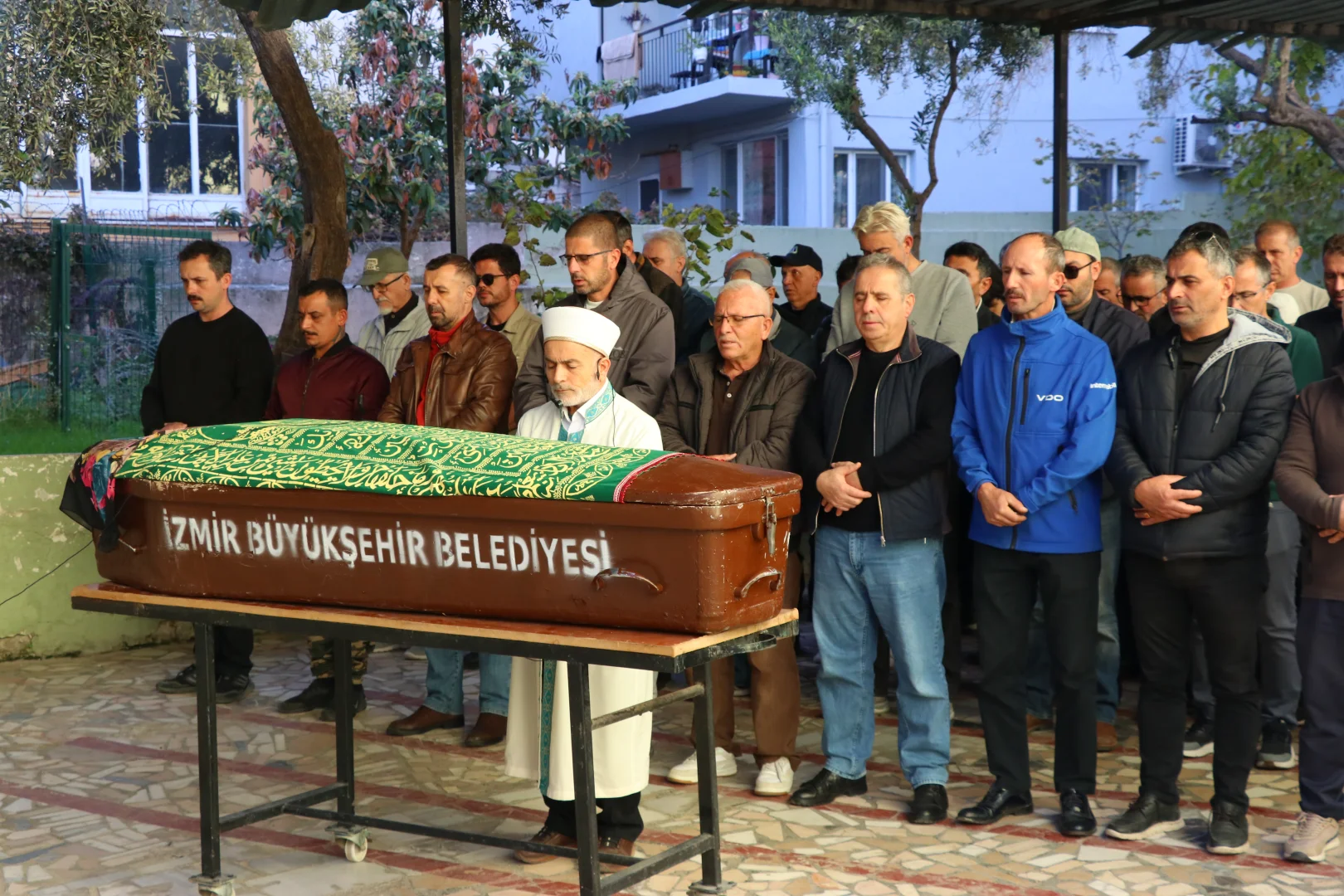 İzmir'de evinde çıkan yangında kedileriyle ölen kadının cenazesi defnedildi