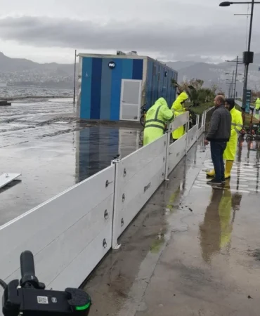 İzmir'de fırtına duvarı Kordon'a set oldu!