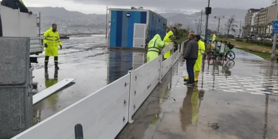 İzmir’de fırtına duvarı Kordon’a set oldu!