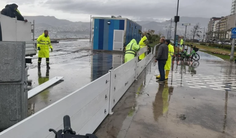 İzmir'de fırtına duvarı Kordon'a set oldu!