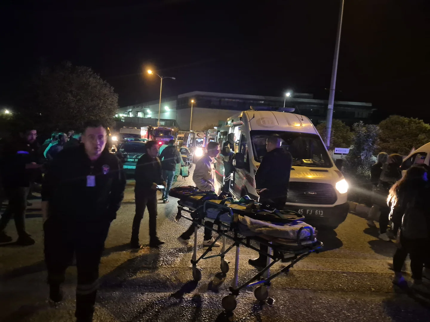 İzmir'de iki işçi servisinin çarpıştığı kazada 13 kişi yaralandı