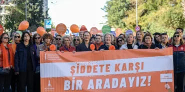İzmir'de kadına şiddete karşı “turuncu” yürüyüş