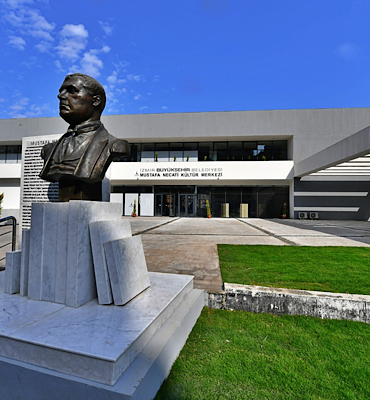 İzmir’de kamu binalarının çatıları doğaya kazandırılıyor