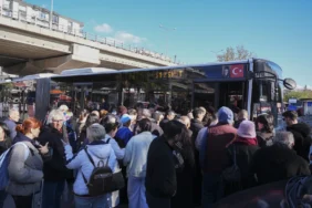 İzmir'de metronun raydan çıkması nedeniyle ulaşım aksadı
