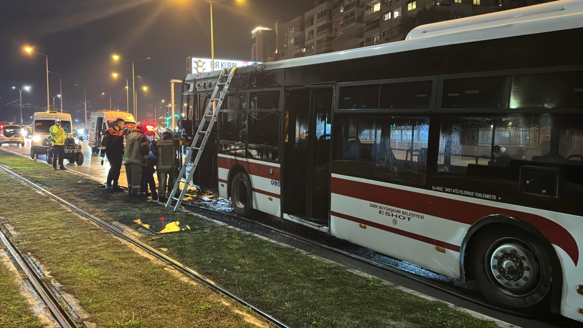 İzmir'de seyir halindeki belediye otobüsü yandı