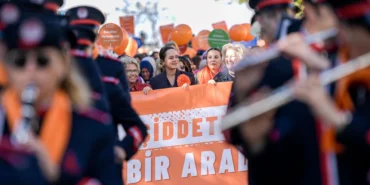 İzmir'de şiddete karşı 'turuncu' yürüyüş