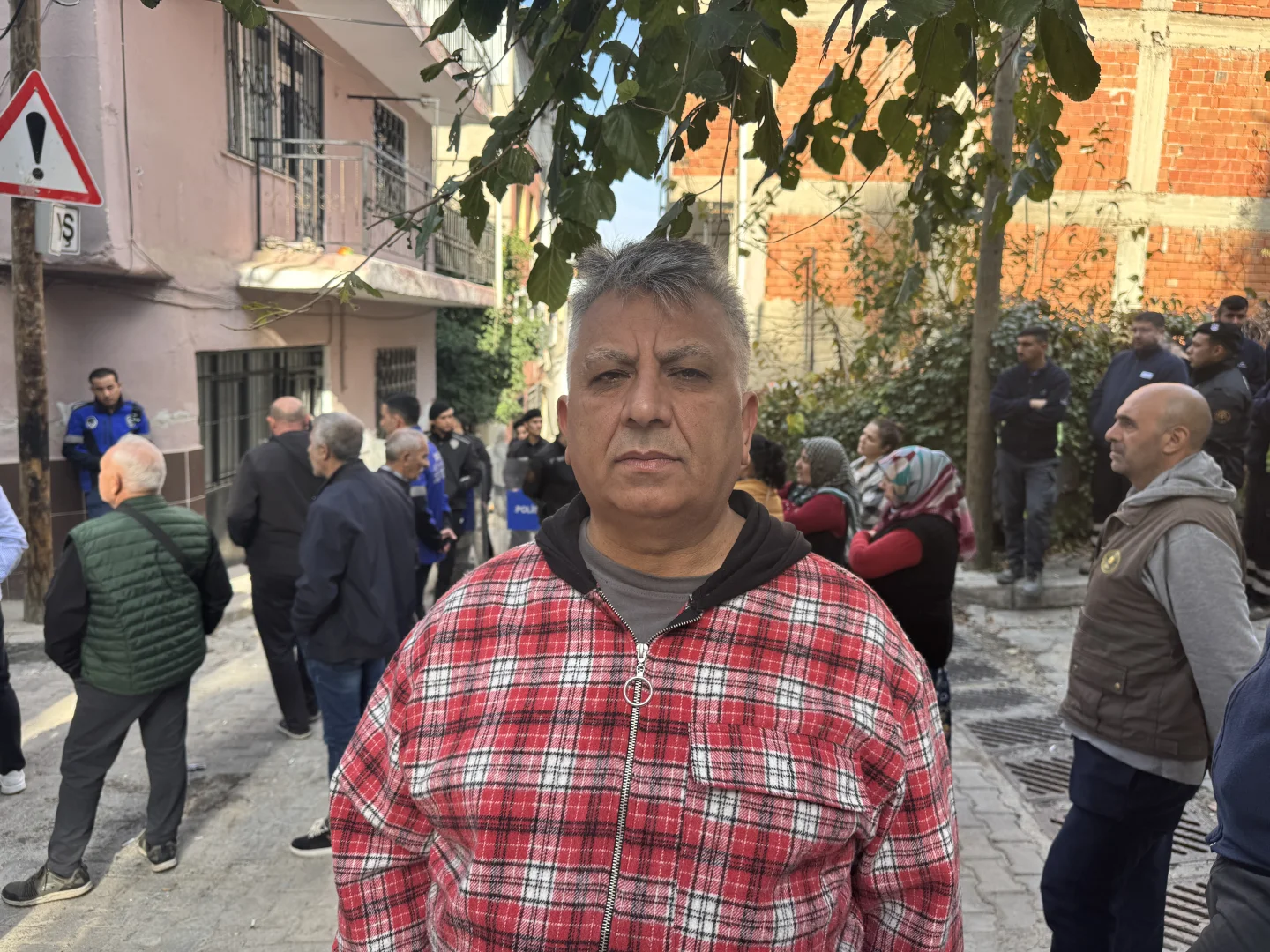 İzmir'de tünel çalışmaları nedeniyle hasar alan evlerin tahliyesi sırasında tartışma çıktı