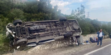 İzmir'de turistleri taşıyan minibüs devrildi, 4 kişi yaralandı