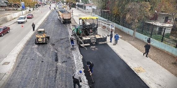 İzmir’de ulaşımı rahatlatan asfalt atağı