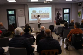 İzmir Efes Selçuk’ta üreticilere zeytin budama eğitimi