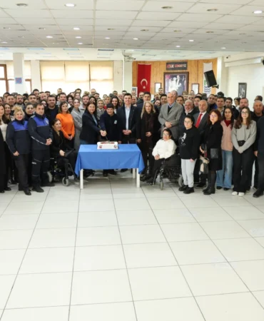 İzmir Foça’da belediye personeli yeni yılı kutladı