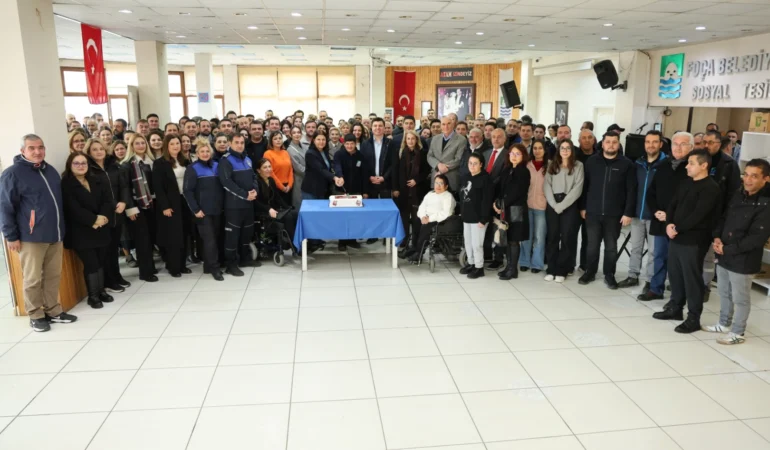İzmir Foça’da belediye personeli yeni yılı kutladı