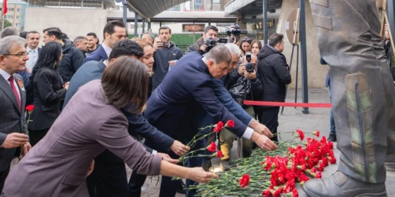 İzmir’in şehitleri Fethi Sekin ve Musa Can unutulmadı