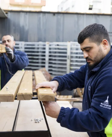 İzmir’in sihirli elleri kent için üretiyor