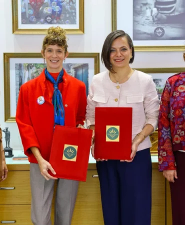 İzmir Karabağlar’da gençlere ve çocuklara 4 yıllık eğitim desteği