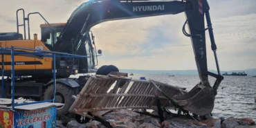 İzmir Karşıyaka’daki kaçak iskeleler yıkılıyor