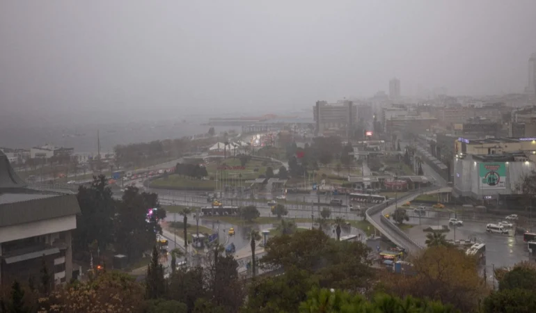 İzmir kuvvetli yağış ve fırtınaya karşı teyakkuzda