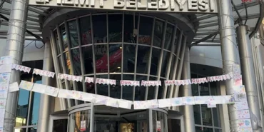 İzmitli öğrencilerinin resimleri belediye binasında sergilendi