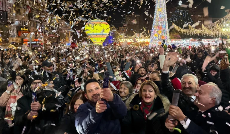 İzmitliler 2026’ya Belsa Meydanı'nda ‘merhaba’ dedi