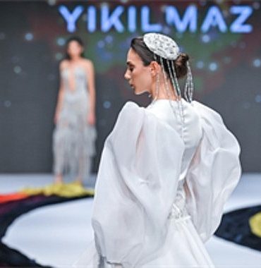 if-wedding-fashion-izmirde-sessiz-asalet-podyuma-tasindi-klQTLDDh.jpg