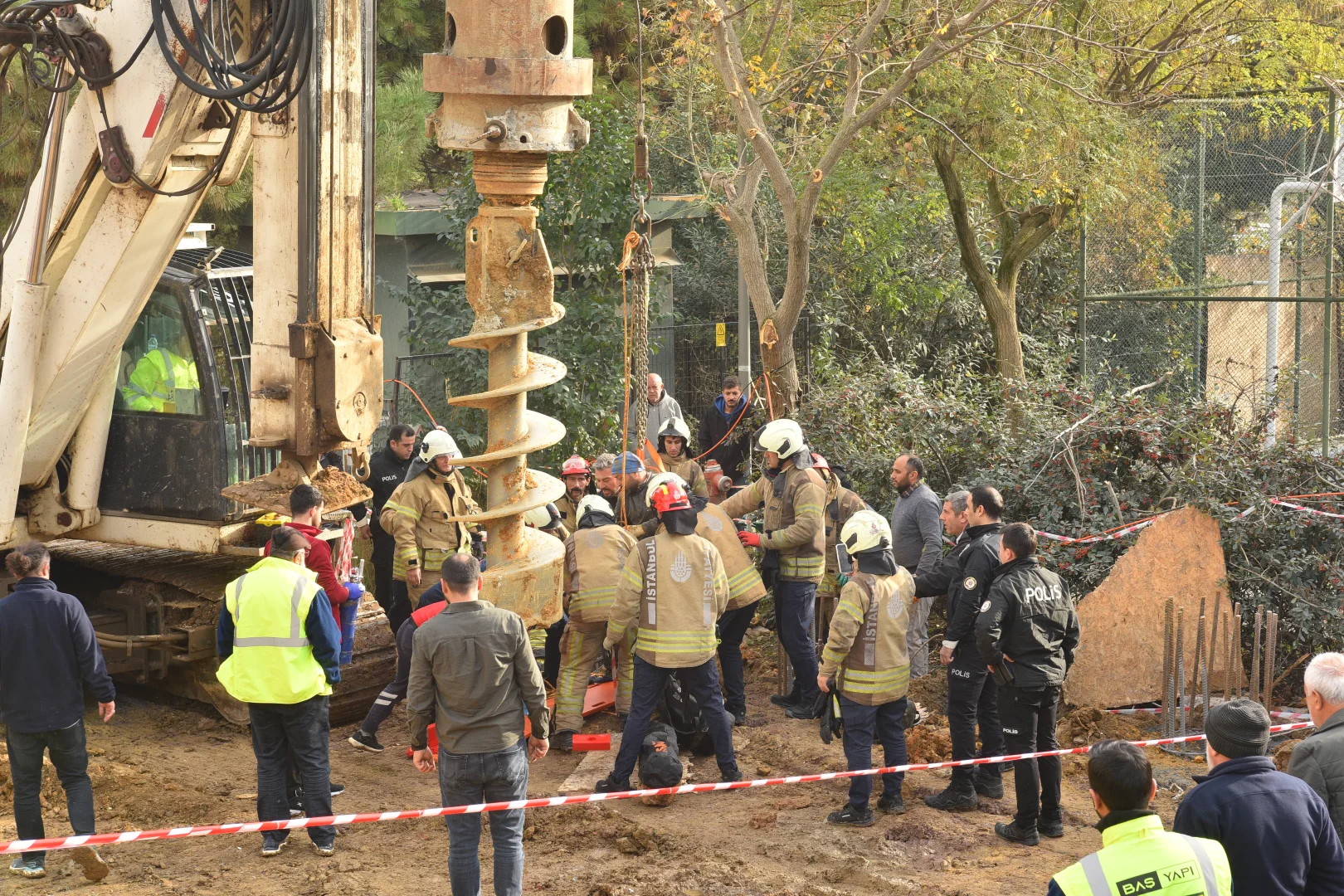 Kadıköy'de inşaat alanındaki çukura düşen işçi kurtarıldı