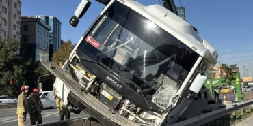 Kadıköy'de servis minibüsünün bariyerlere çıktığı kaza trafik yoğunluğuna neden oldu