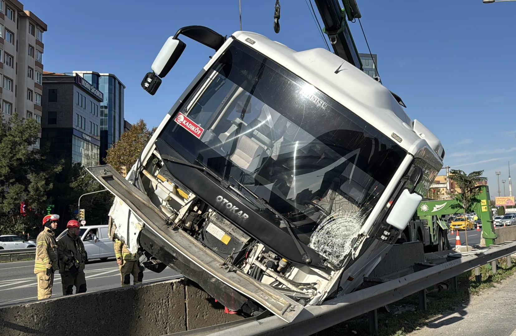 Kadıköy'de servis minibüsünün bariyerlere çıktığı kaza trafik yoğunluğuna neden oldu