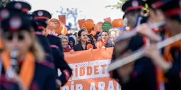 Kadına şiddete karşı “turuncu” yürüyüş