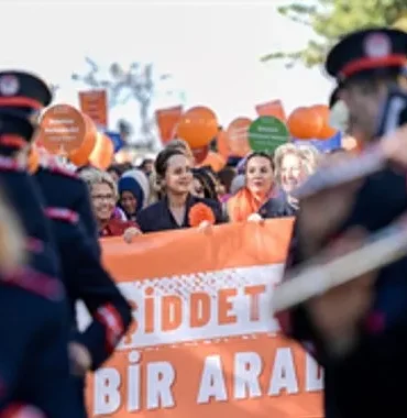 Kadına şiddete karşı “turuncu” yürüyüş