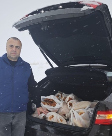 Kahta’da kar nedeniyle evlerinden çıkamayan vatandaşlara ekmek desteği  - Videolu Haber
