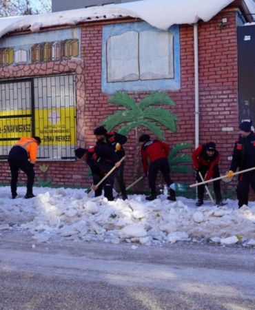 Kahta’da ulaşım için karla mücadele çalışmaları sürüyor