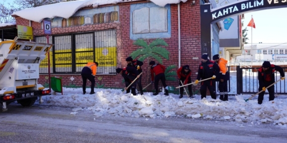 Kahta’da ulaşım için karla mücadele çalışmaları sürüyor
