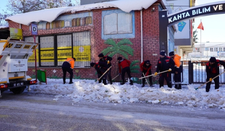 Kahta’da ulaşım için karla mücadele çalışmaları sürüyor