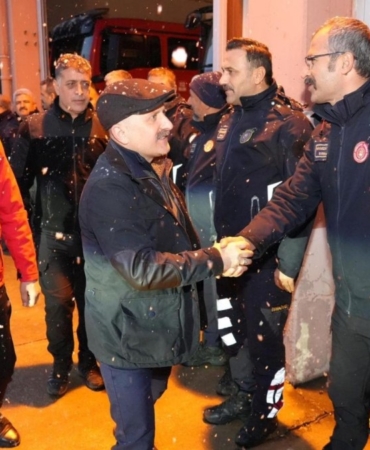 Kar mesaisindeki belediye ekiplerine protokolden yılbaşı ziyareti  - Videolu Haber