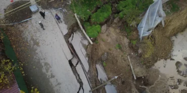 Karabük'te okul inşaatının yanındaki yolun bir bölümü çöktü